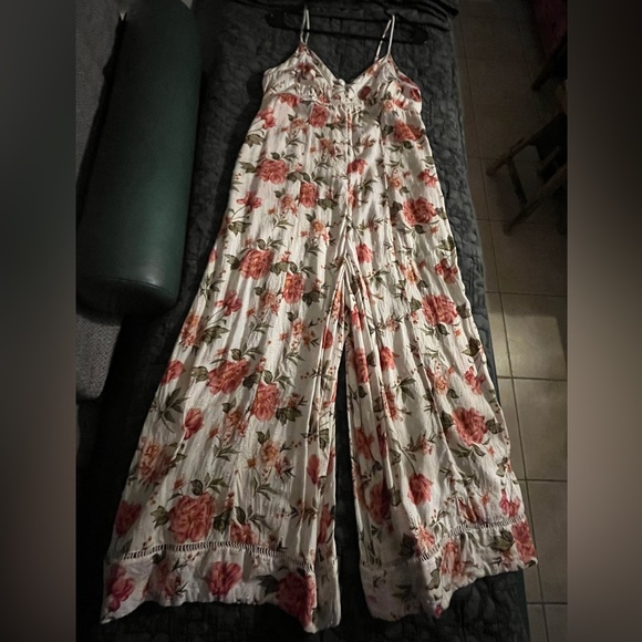 So comfortable,like a dress, but has pant legs.  small delicate zipper in back - Picture 5 of 5